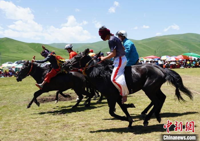 圖為選手進行3000米賽馬比賽。　馬銘言 攝