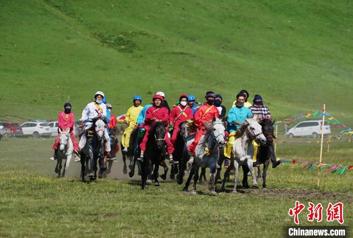 圖為選手進行3000米賽馬比賽?！●R銘言 攝