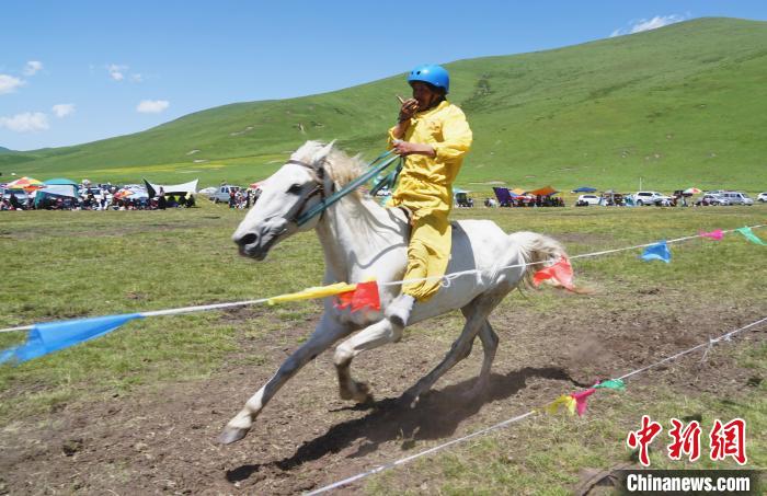 圖為選手進行3000米賽馬比賽?！●R銘言 攝