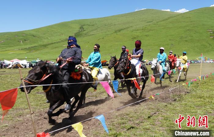 圖為選手進行3000米賽馬比賽。　馬銘言 攝