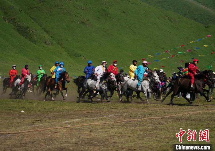 圖為選手進行3000米賽馬比賽?！●R銘言 攝