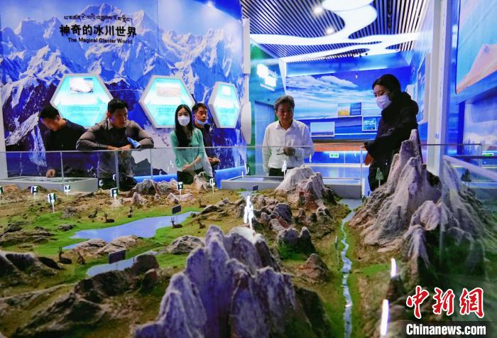 圖為中外嘉賓在玉樹州博物館內(nèi)參觀?！●R銘言 攝