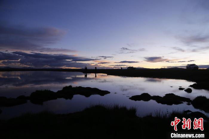 圖為夕陽下的查旦濕地。　馬銘言 攝