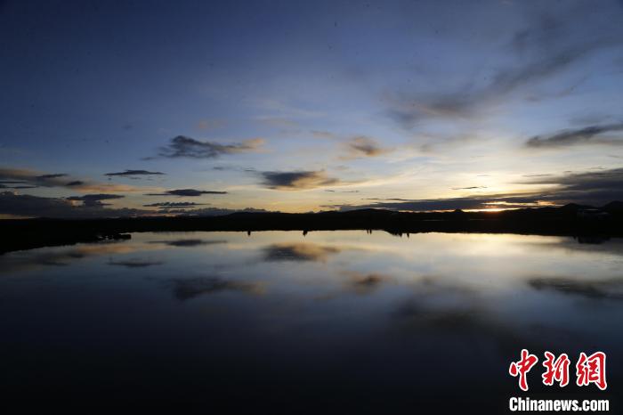 圖為夕陽下的查旦濕地?！●R銘言 攝