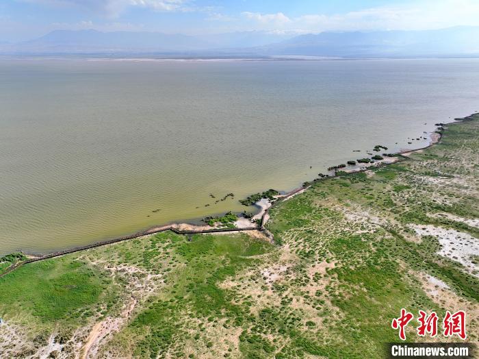 圖為航拍都蘭湖國(guó)家濕地公園。　祁增蓓 攝