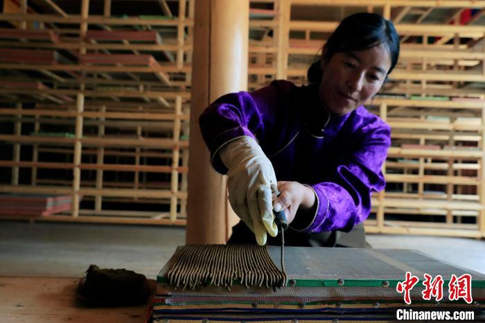 擠壓成香?！⊥趵?攝