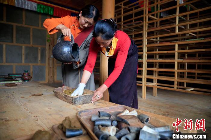 調(diào)合香團?！⊥趵?攝