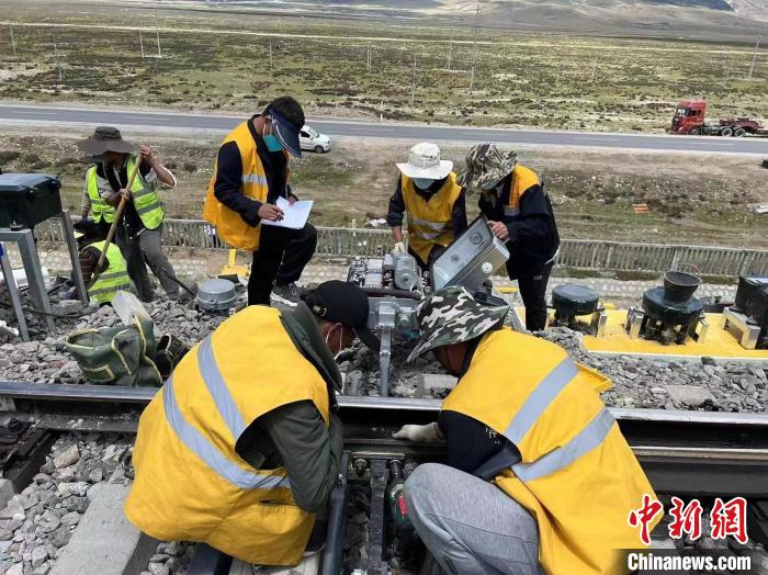 圖為青藏鐵路基礎(chǔ)設(shè)施“升級(jí)換代”施工現(xiàn)場(chǎng)?！‖F(xiàn)場(chǎng)作業(yè)人員供圖