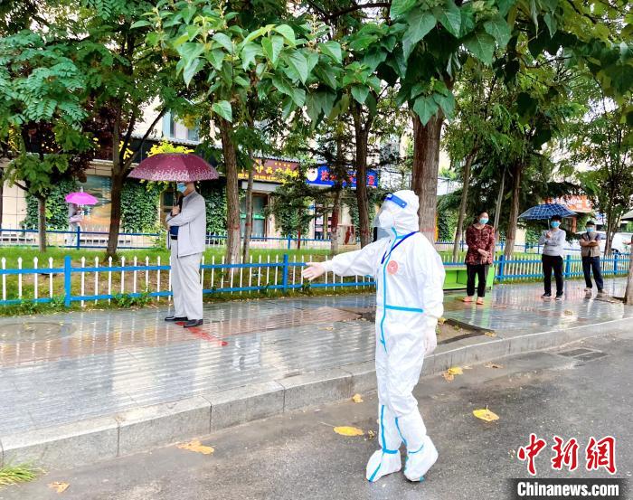 高原小城青海尖扎抗疫見聞：柔肩亦可擔重任，夫妻檔聞令而動