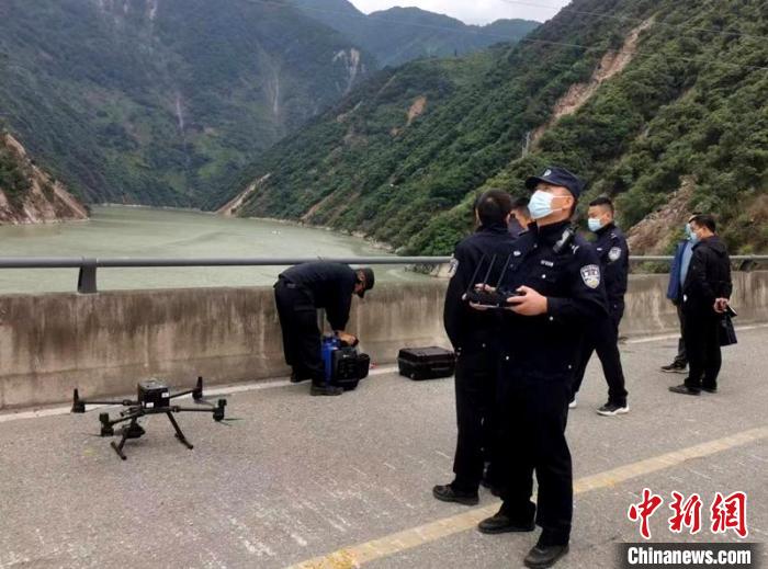 民警組成的搜尋隊(duì)利用無(wú)人機(jī)在震區(qū)開展空中巡查?！「首沃莨簿止﹫D