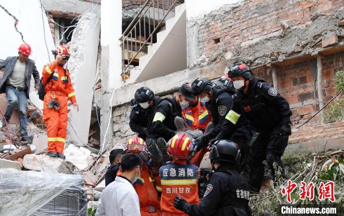 四川消防救援人員開展救援?！∷拇ㄏ?供圖