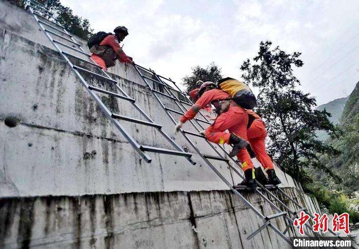 四川消防救援人員開(kāi)展救援?！∷拇ㄏ?供圖