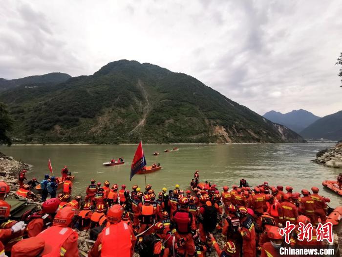 四川消防救援人員開(kāi)展救援。　四川消防 供圖