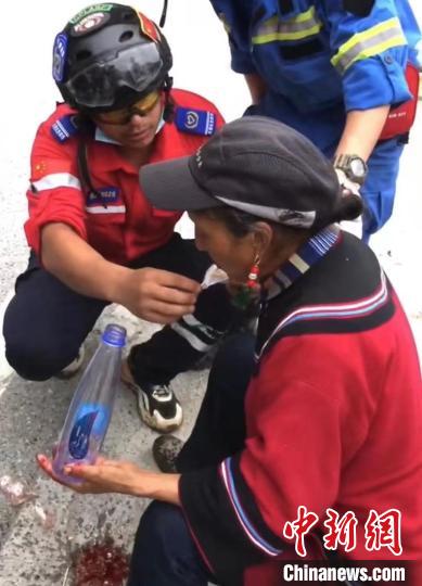 筠連筠愛青年應(yīng)急救援隊救援人員正在為傷員傷口清理?！∈茉L者供圖