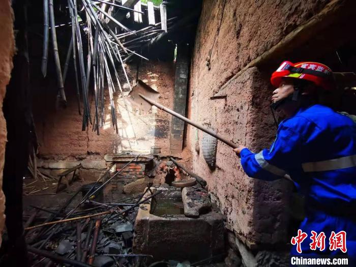 宜賓藍(lán)豹應(yīng)急救援隊搜救組成員劉方杰正在參與救援?！∈茉L者供圖