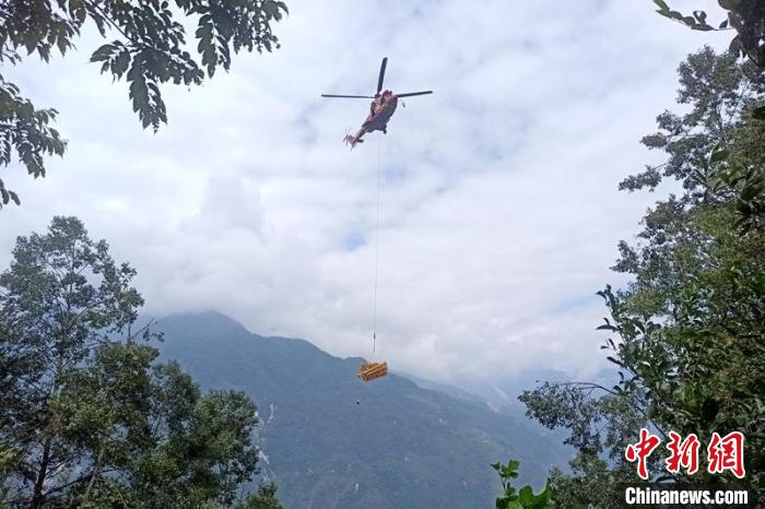 直升機(jī)起飛將搶修塔材運(yùn)往海拔1950米的110千伏唐下線29號(hào)塔位?！⌒鞈c明 攝