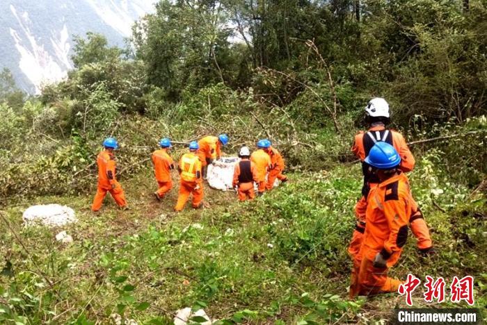 海拔1950米唐29號(hào)塔位搶險(xiǎn)隊(duì)員正搬運(yùn)直升機(jī)吊運(yùn)上山的搶險(xiǎn)材料?！⌒鞈c明 攝