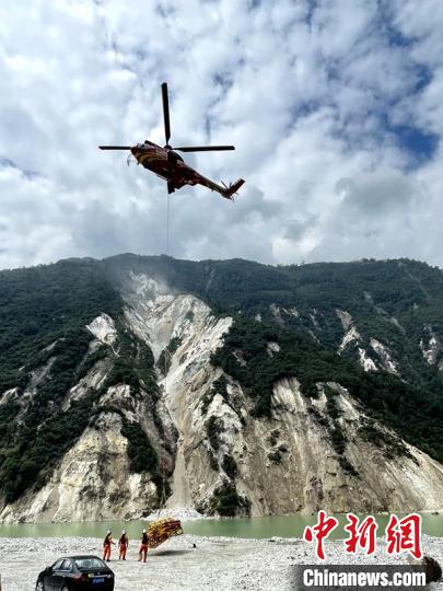 直升機(jī)正在運(yùn)輸110千伏唐下線應(yīng)急塔塔材?！⌒l(wèi)科 攝