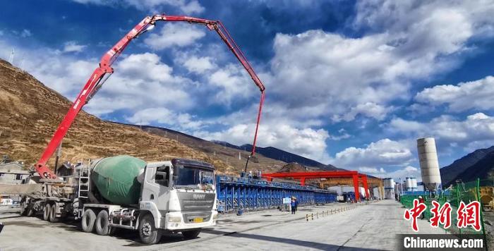 T梁發(fā)運(yùn)現(xiàn)場(chǎng)?！≈需F八局 供圖