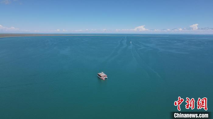 圖為航拍夏日青海湖?！±罱瓕?攝