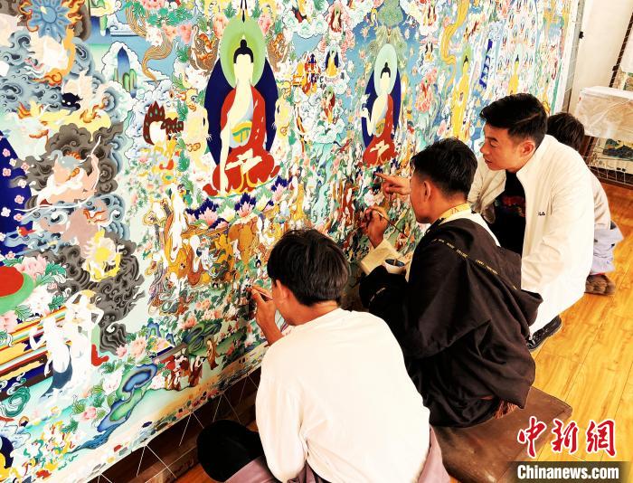 青海唐卡藝術小鎮(zhèn)：“勞模畫師”師帶徒，文化扶貧富一方