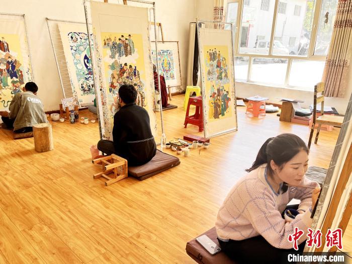 圖為畫室內(nèi)學(xué)徒練習(xí)繪畫唐卡?！●R文莉 供圖