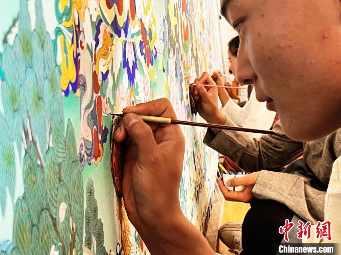 圖為畫師繪畫唐卡?！●R文莉 供圖