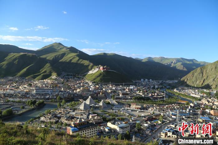 圖為航拍玉樹市?！∮駱涫形麄鞑抗﹫D