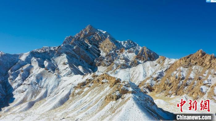 圖為山川被白雪覆蓋，與藍(lán)天相互呼映?！《继m縣融媒體中心供圖