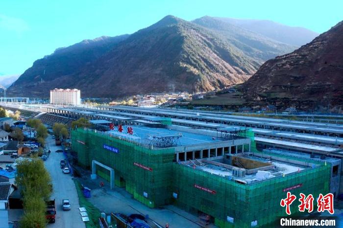 正在建設(shè)中的成蘭鐵路松潘站。　劉忠俊 攝