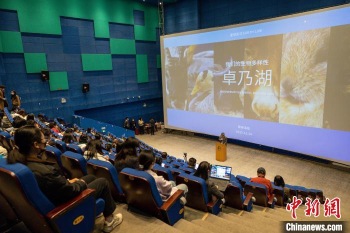 圖為首映式現(xiàn)場(chǎng)?！⊥踽?攝