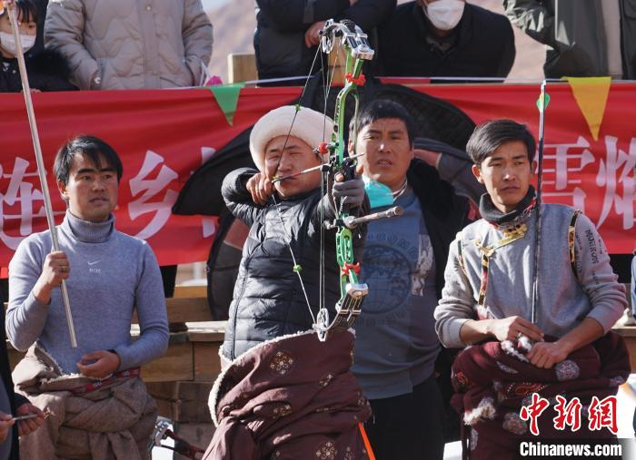 圖為藏族民眾比拼射箭技藝。　馬銘言 攝