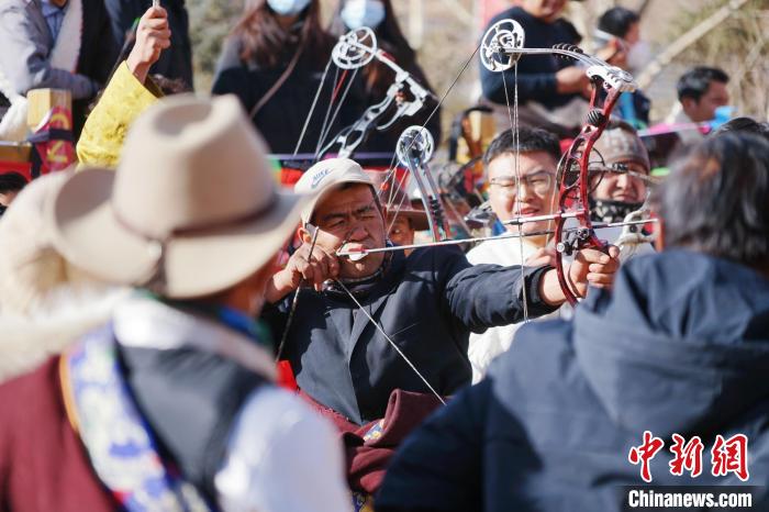 圖為藏族民眾比拼射箭技藝?！●R銘言 攝