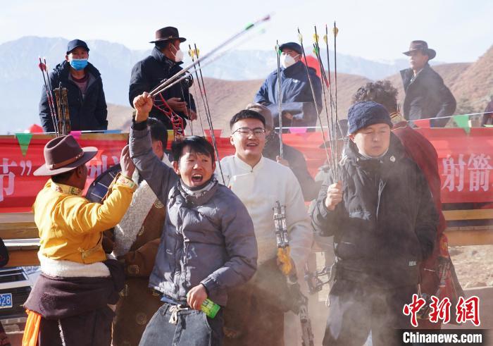 圖為藏族民眾跺腳歡呼慶祝弓箭手射中靶心?！●R銘言 攝