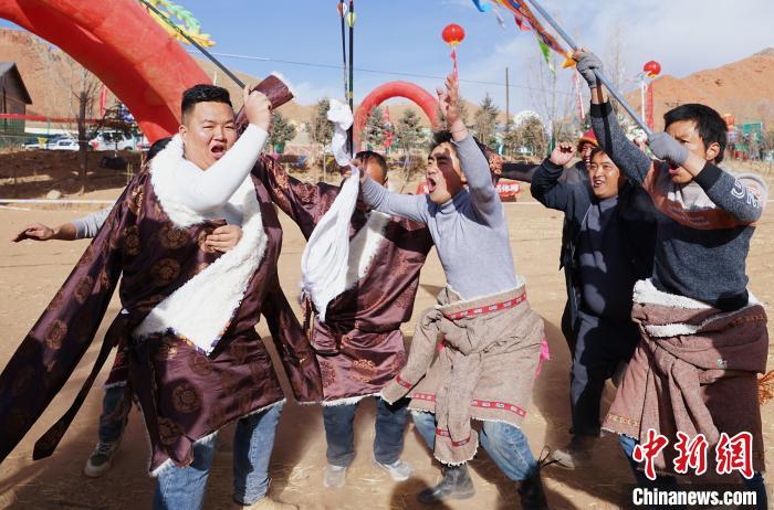圖為藏族民眾跺腳歡呼慶祝弓箭手射中靶心?！●R銘言 攝