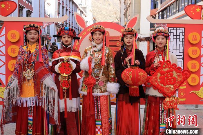 丹巴美女送祝福，迎新年。　李永安 攝