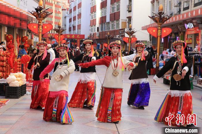 丹巴女孩在街頭跳起歡快歌舞迎接新年到來?！〖o 攝