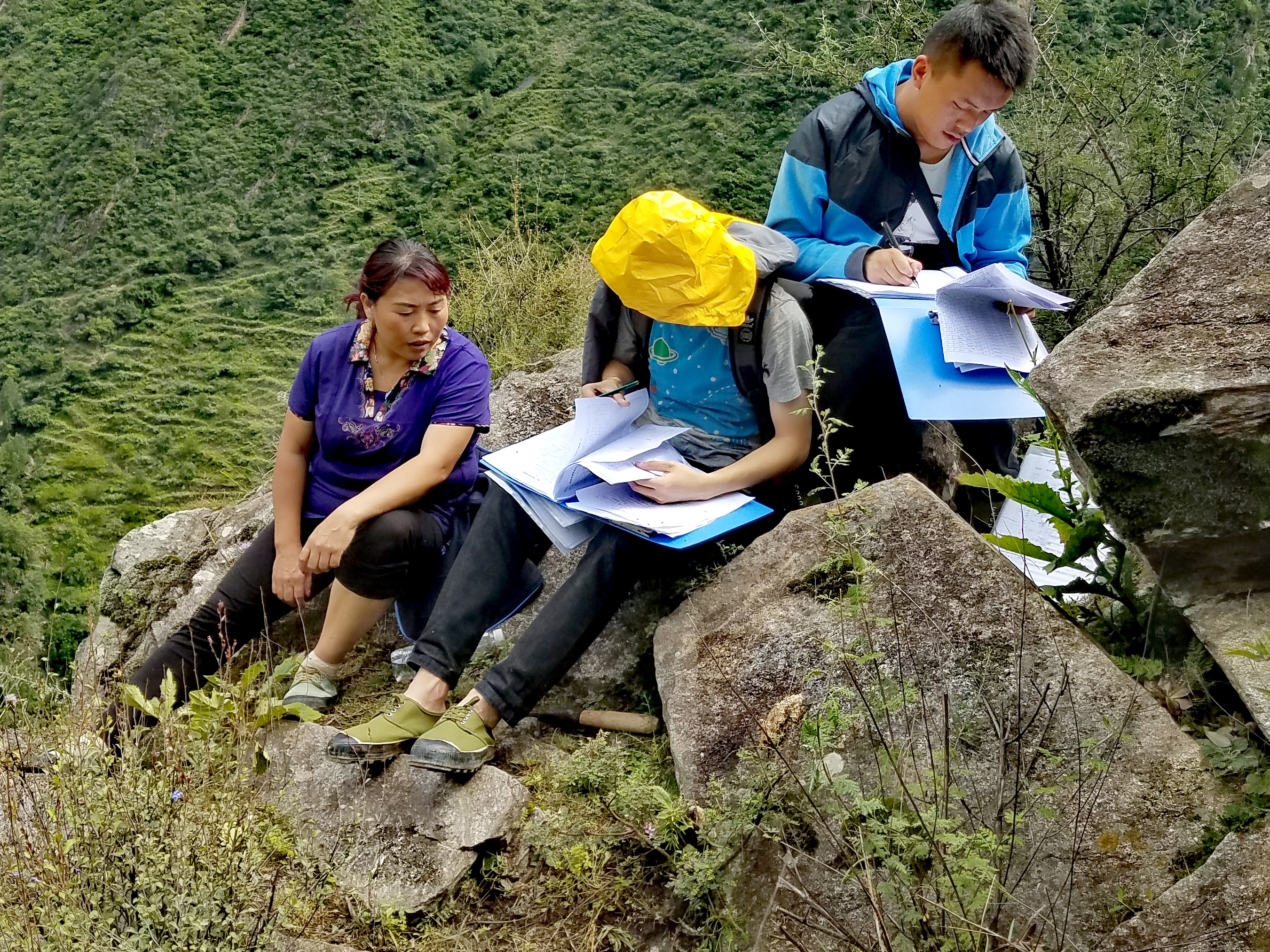 　2022年，余德春(左)協(xié)助排查震后地質災害隱患點。(圖為余德春提供)