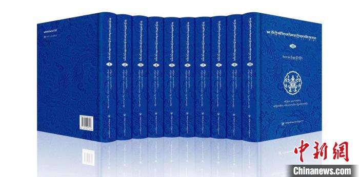 圖為青海果洛州藏醫(yī)專(zhuān)家桑德才讓擔(dān)任主編的《藏醫(yī)傳染性疾病文獻(xiàn)集成》?！∈茉L者 供圖