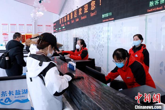 圖為茶卡鹽湖景區(qū)開(kāi)園迎客?！⊥跎鷺s 攝