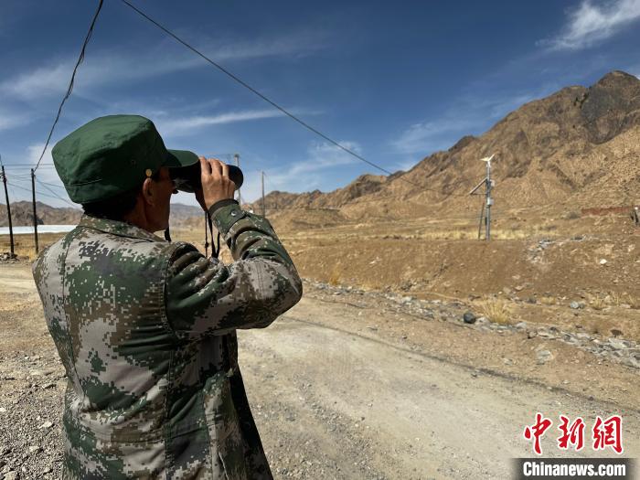 圖為文物保護(hù)員費(fèi)生平正在巡查。　李雋 攝