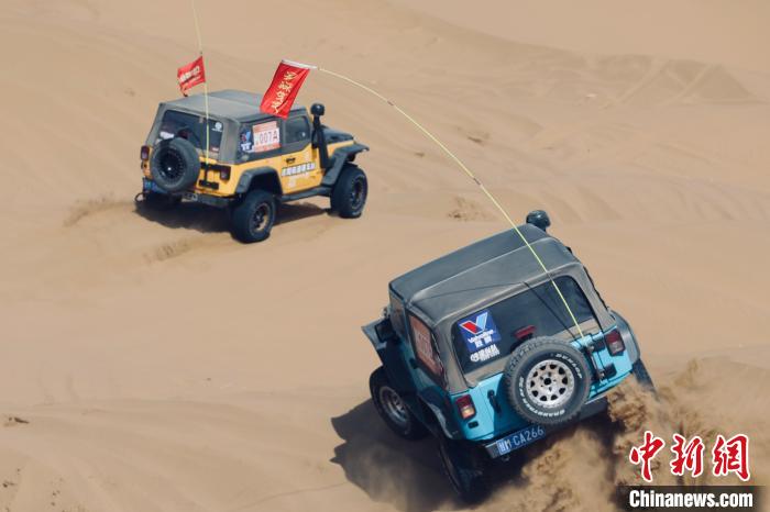 圖為高原沙漠機(jī)車越野挑戰(zhàn)賽現(xiàn)場(chǎng)。　貴南縣委宣傳部供圖