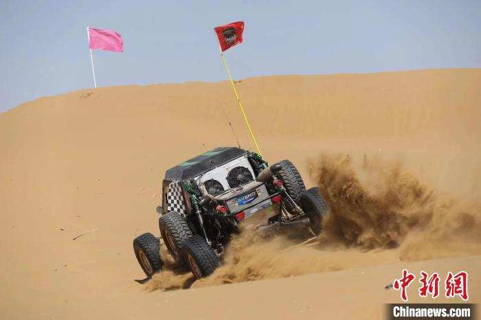 圖為高原沙漠機(jī)車越野挑戰(zhàn)賽現(xiàn)場(chǎng)。　貴南縣委宣傳部供圖