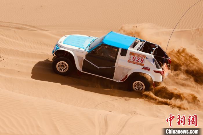 圖為高原沙漠機(jī)車越野挑戰(zhàn)賽現(xiàn)場(chǎng)。　貴南縣委宣傳部供圖