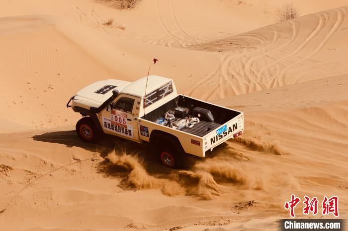 圖為高原沙漠機(jī)車越野挑戰(zhàn)賽現(xiàn)場(chǎng)。　貴南縣委宣傳部供圖