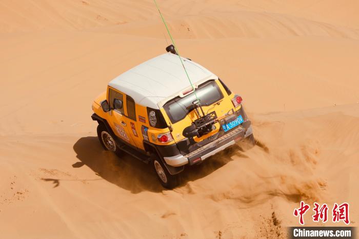 圖為高原沙漠機(jī)車越野挑戰(zhàn)賽現(xiàn)場(chǎng)。　貴南縣委宣傳部供圖