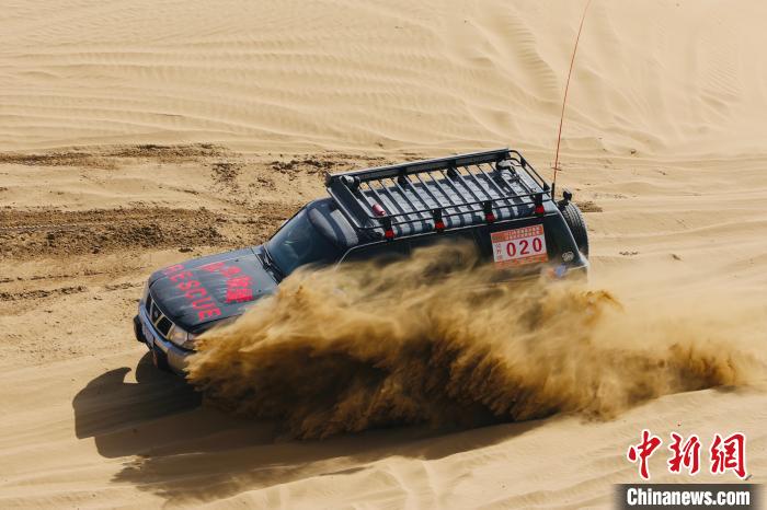 圖為高原沙漠機(jī)車越野挑戰(zhàn)賽現(xiàn)場(chǎng)?！≠F南縣委宣傳部供圖
