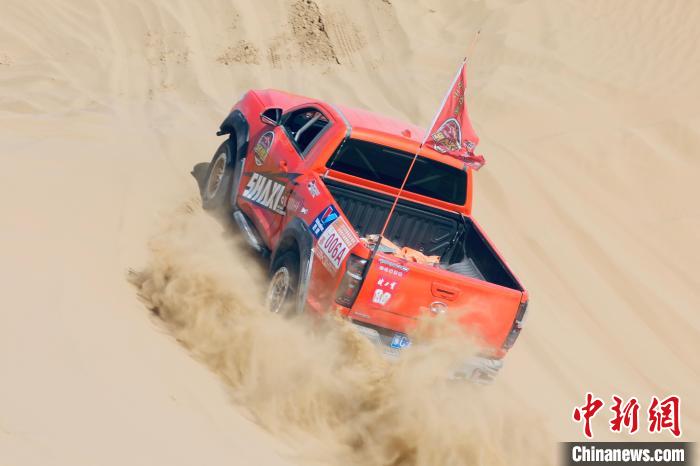 圖為高原沙漠機(jī)車越野挑戰(zhàn)賽現(xiàn)場(chǎng)。　貴南縣委宣傳部供圖