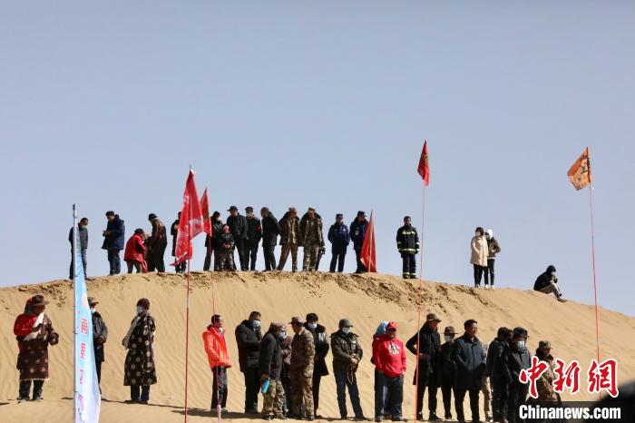 圖為來(lái)自各地的觀眾觀看比賽。　貴南縣委宣傳部供圖