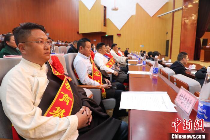 圖為玉樹州民族團(tuán)結(jié)進(jìn)步創(chuàng)建工作推進(jìn)會(huì)現(xiàn)場(chǎng)。　胡貴龍 攝